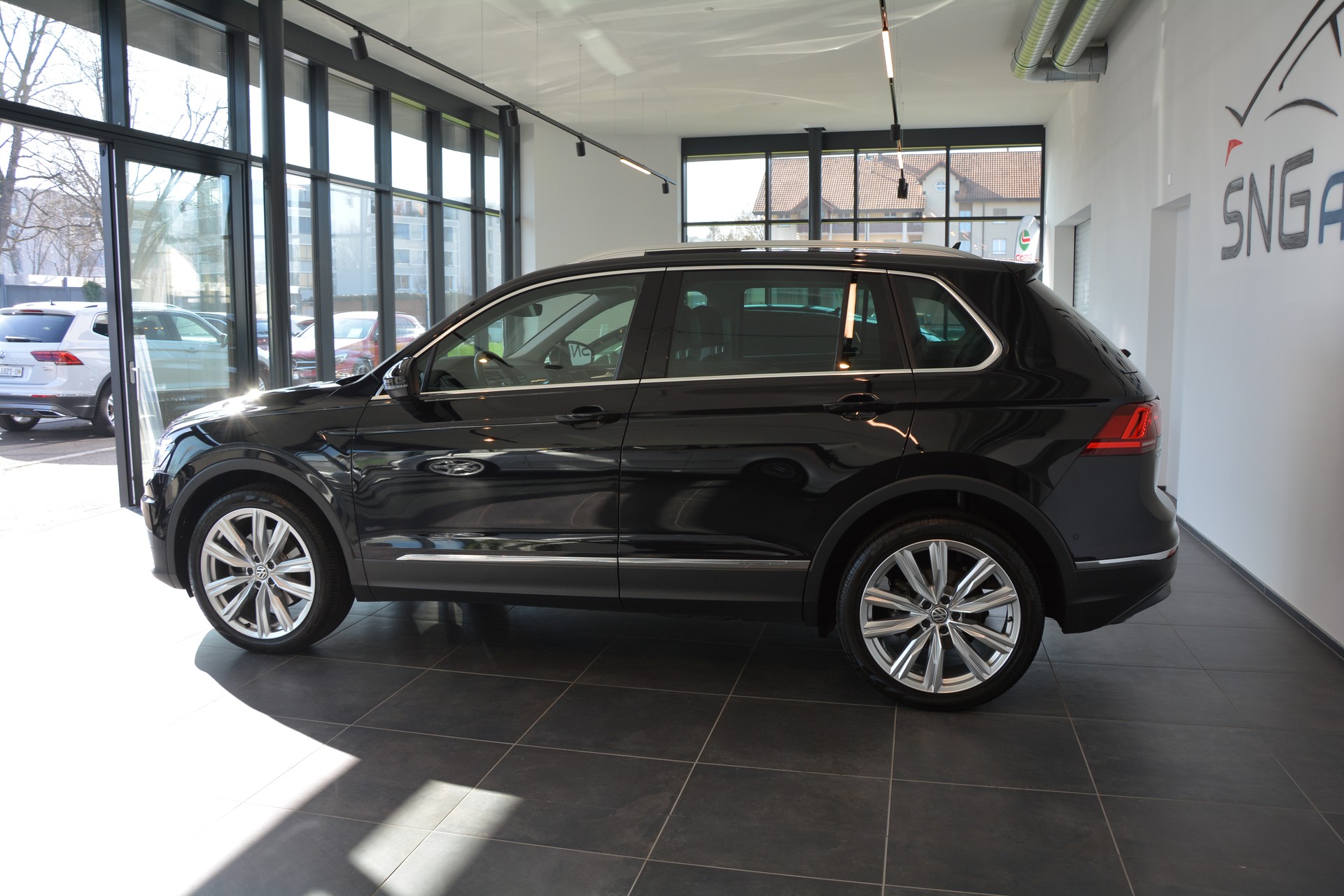 VW Tiguan 2.0TSI Highline 4Motion DSG-showroom-element-2