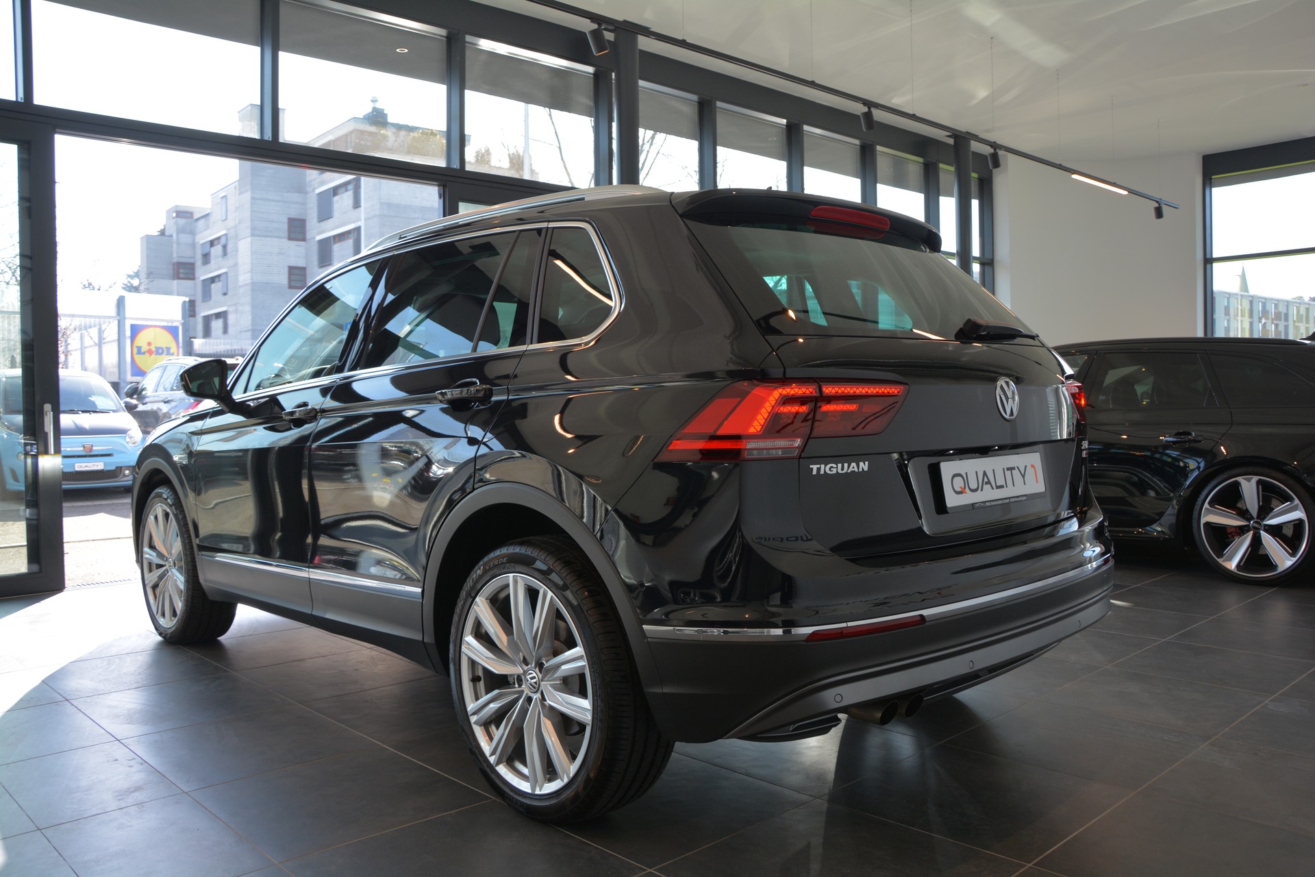 VW Tiguan 2.0TSI Highline 4Motion DSG-showroom-element-3