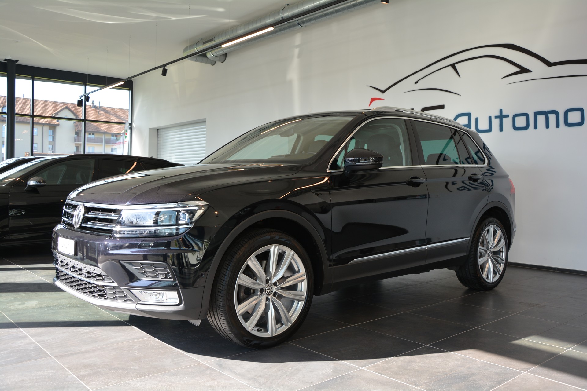 VW Tiguan 2.0TSI Highline 4Motion DSG-showroom-element-1