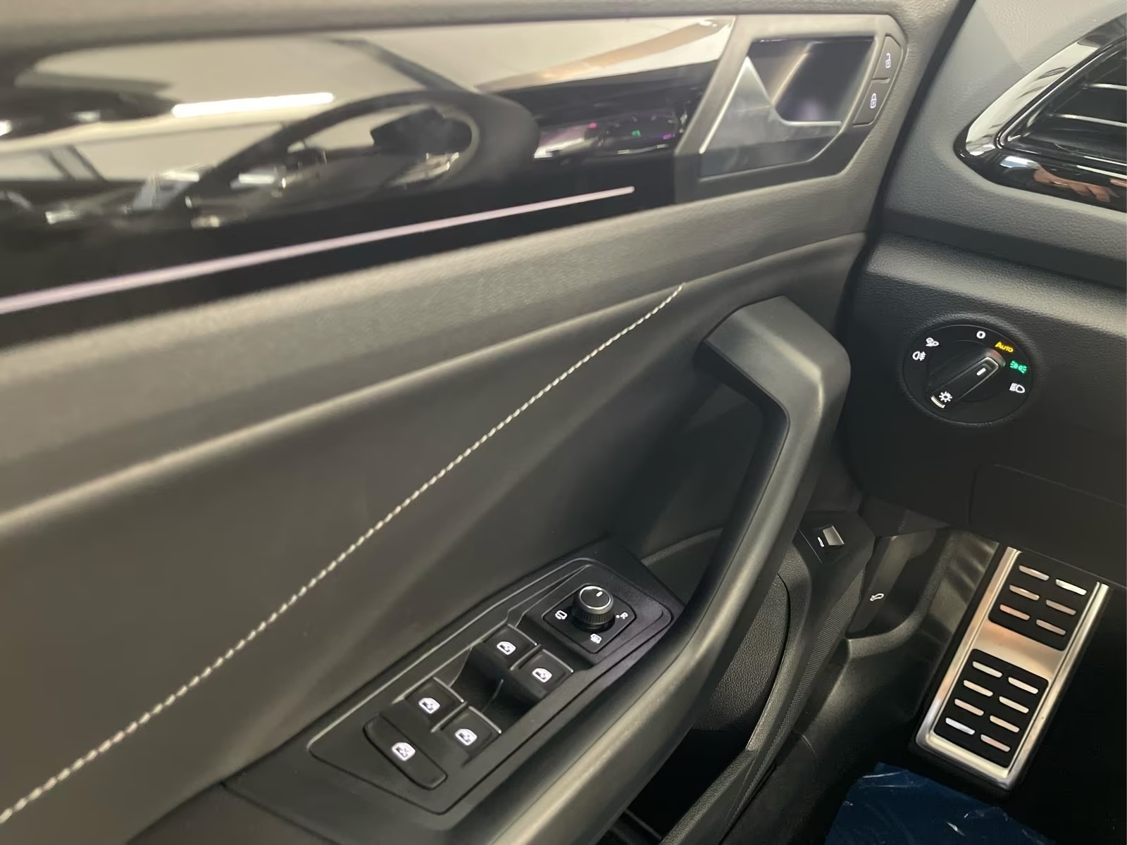 VW T-Roc 2.0 TSI R-Line DSG 4Motion-image-17