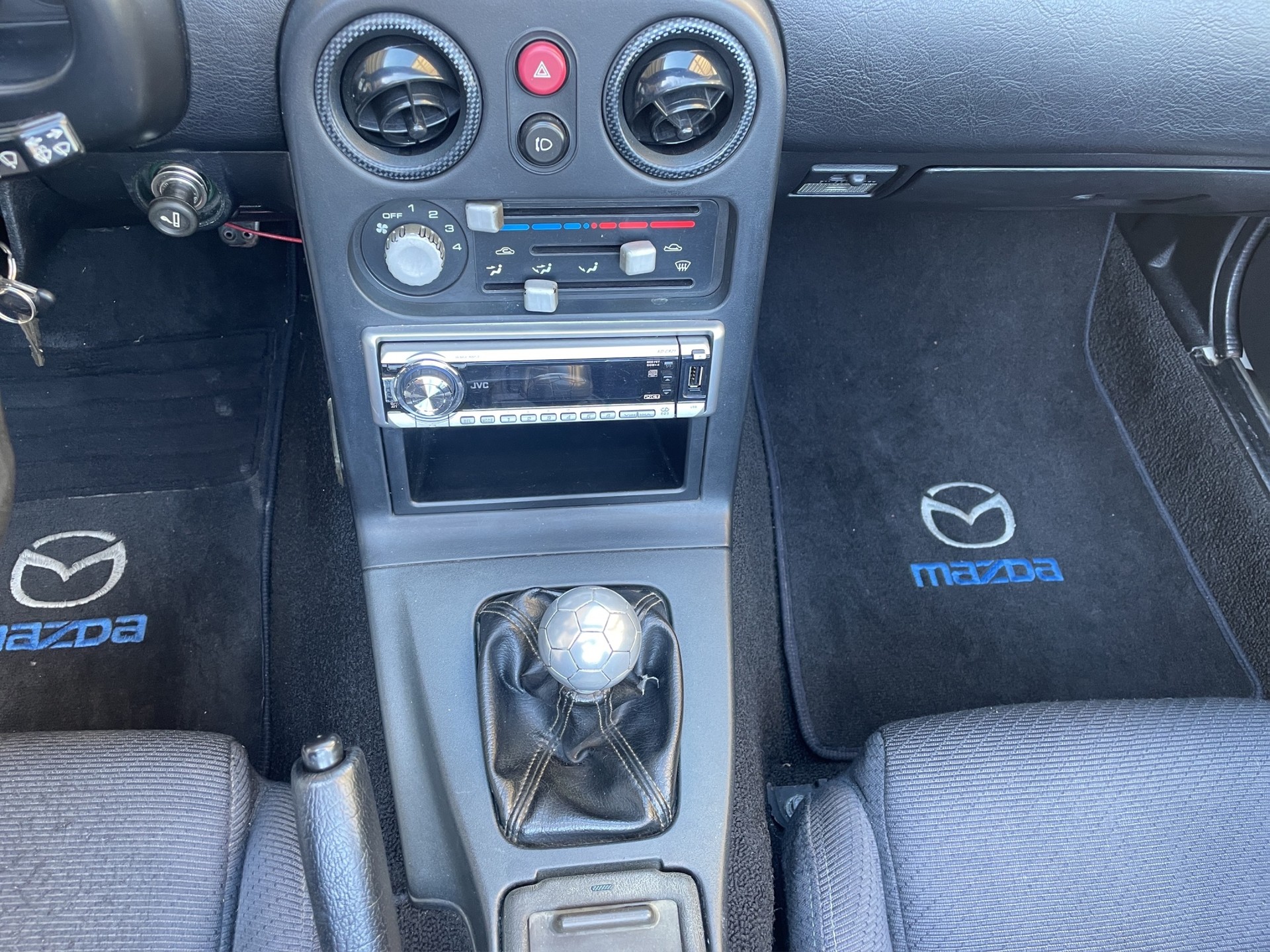 MAZDA MX-5 1.6i-16-image-10