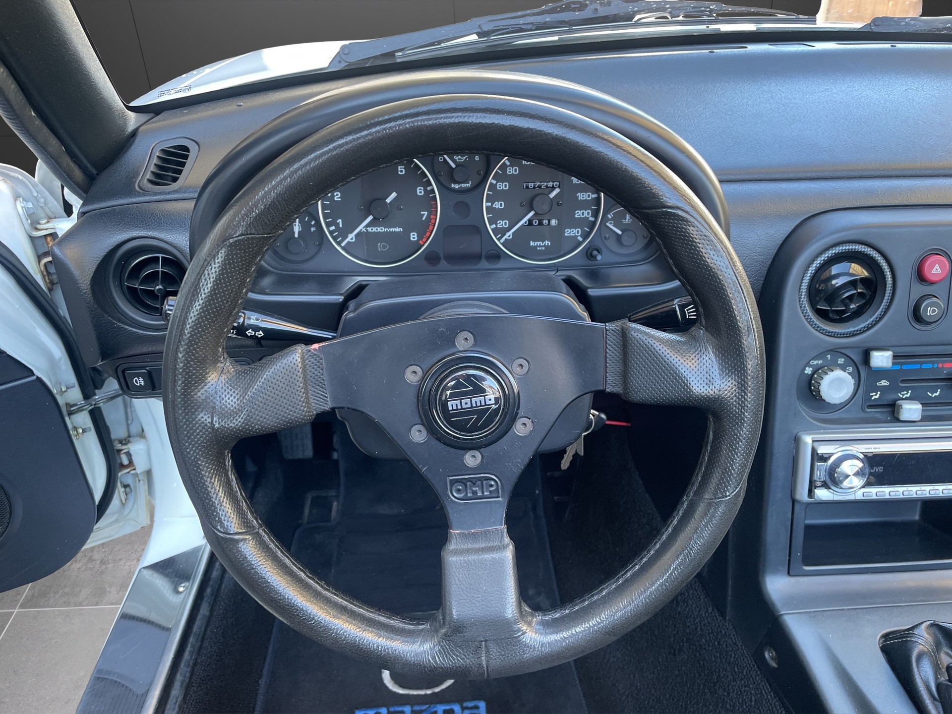 MAZDA MX-5 1.6i-16-image-12