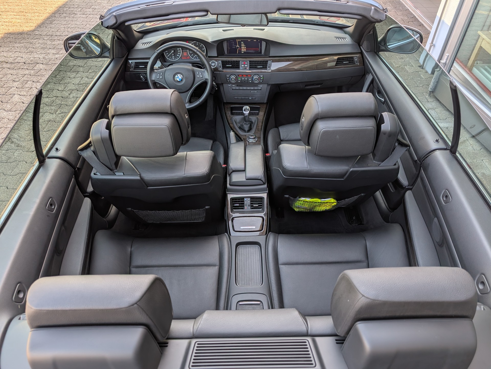BMW 320i Cabriolet-image-8