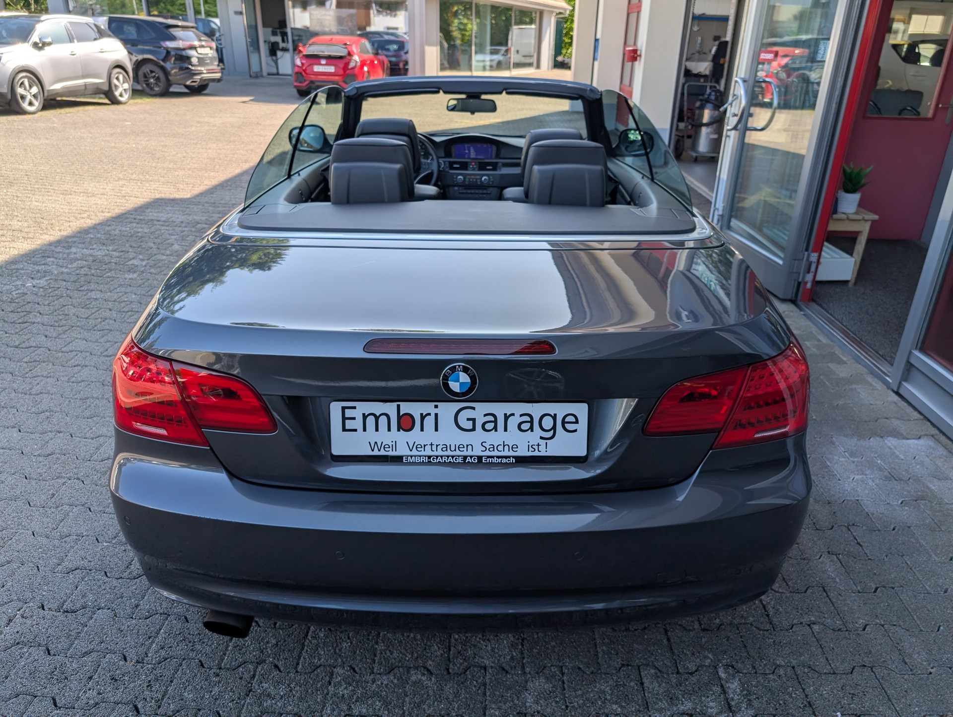 BMW 320i Cabriolet-image-5