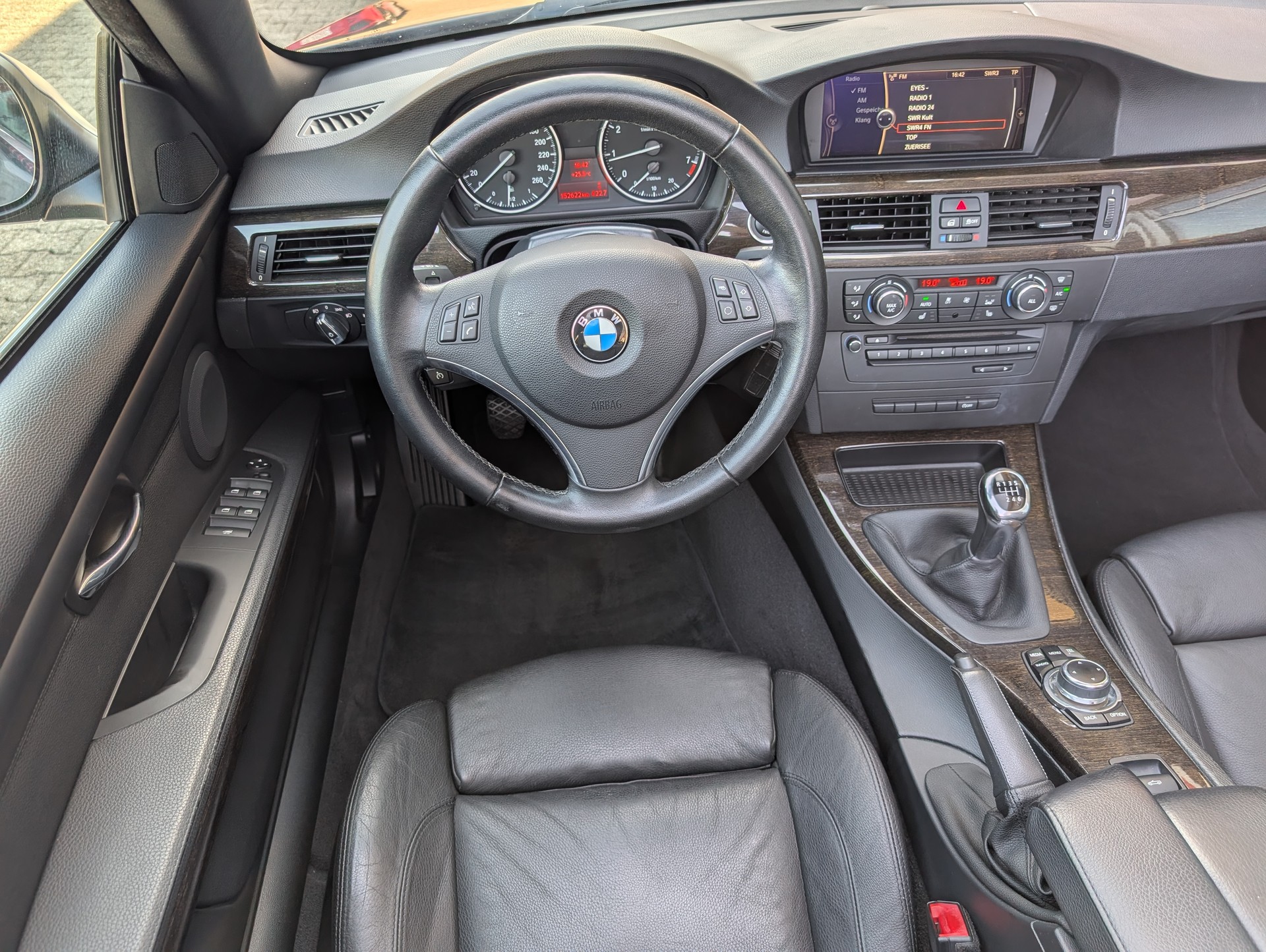 BMW 320i Cabriolet-image-11