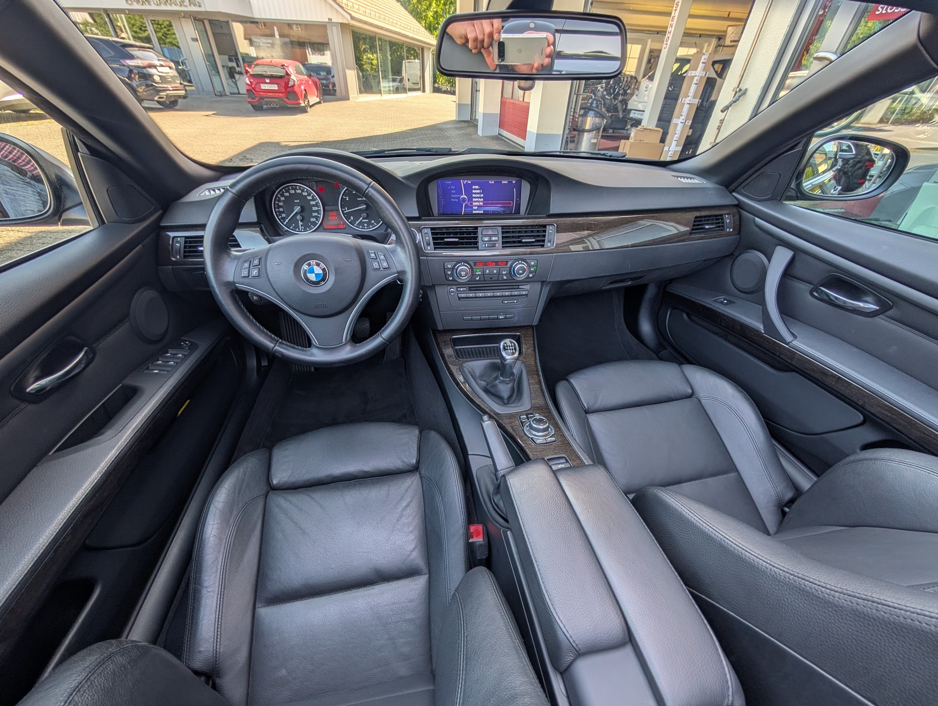 BMW 320i Cabriolet-image-10