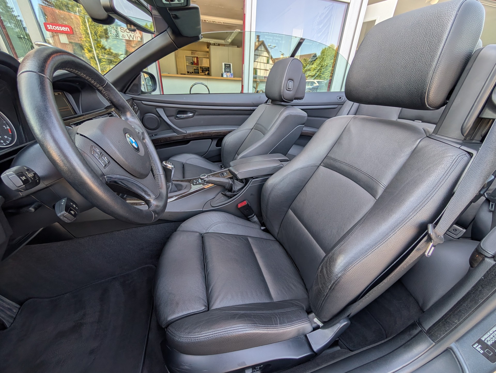BMW 320i Cabriolet-image-12