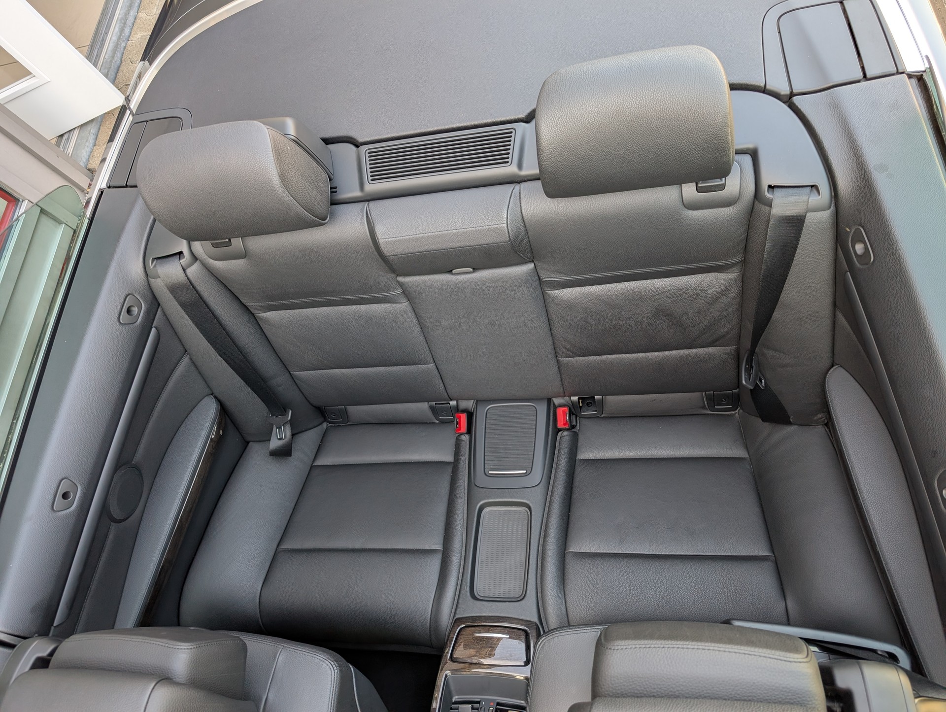 BMW 320i Cabriolet-image-9