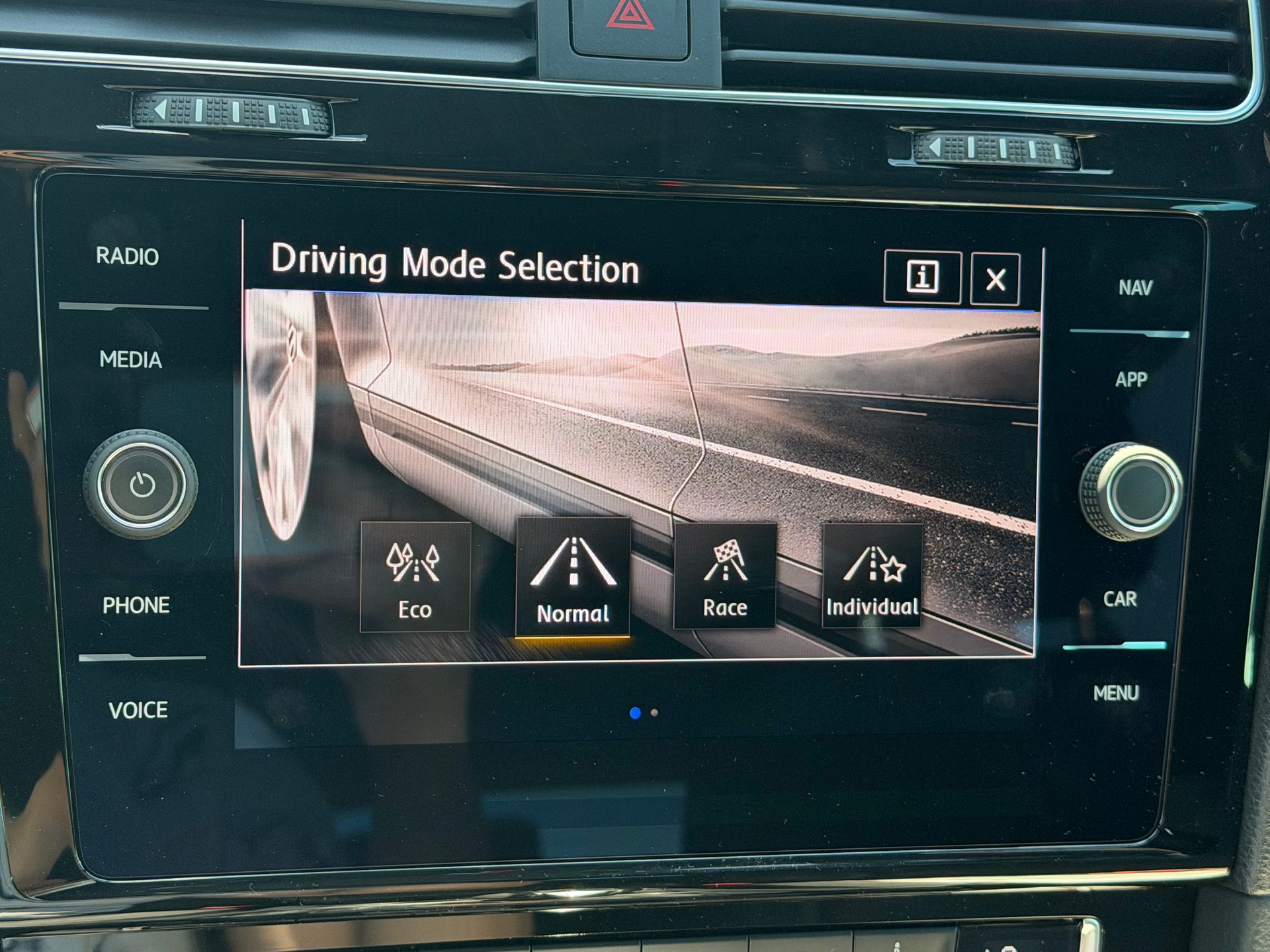 VW Golf Variant 2.0 TSI R 4Motion DSG-image-28