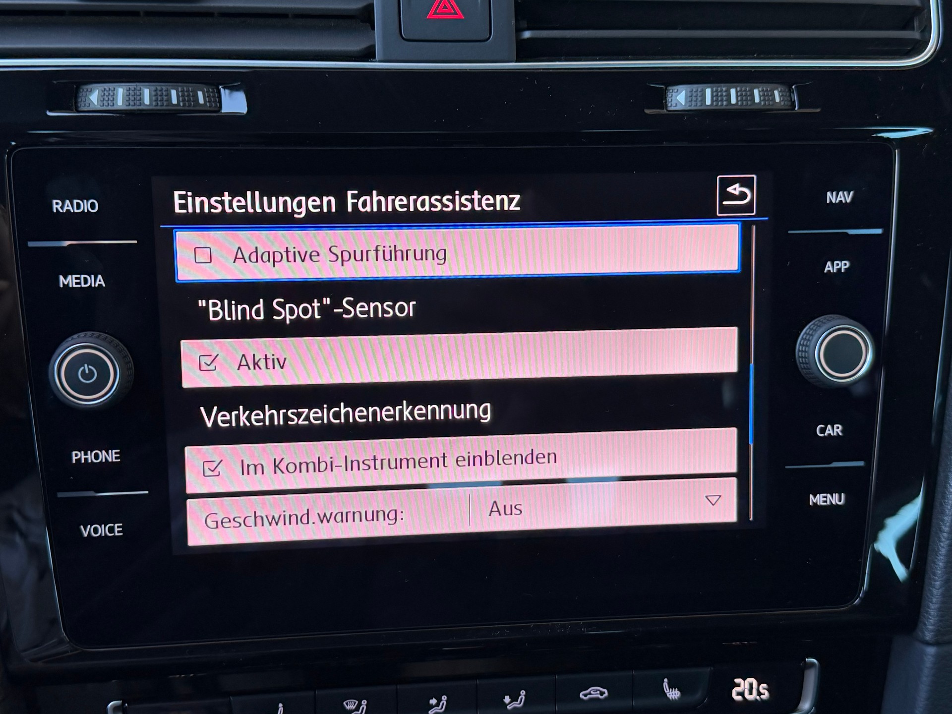 VW Golf Variant 2.0 TSI R 4Motion DSG-image-25