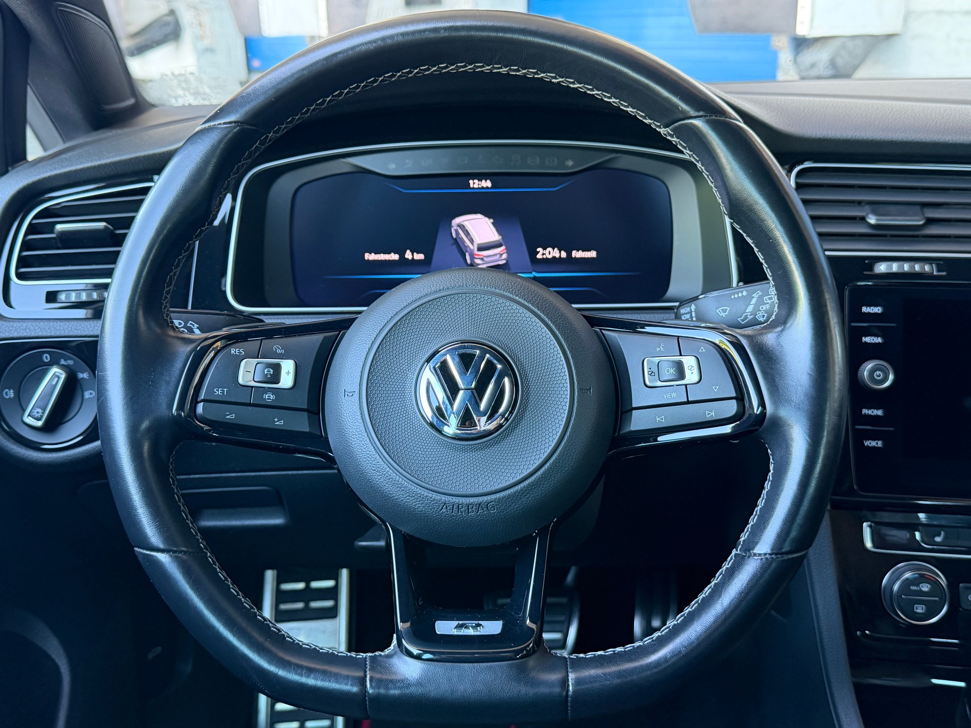 VW Golf Variant 2.0 TSI R 4Motion DSG-image-11