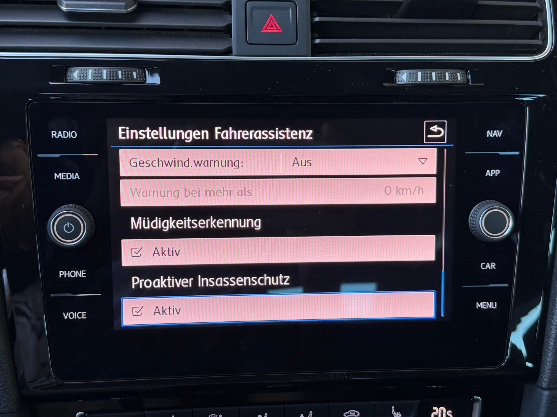 VW Golf Variant 2.0 TSI R 4Motion DSG-image-26