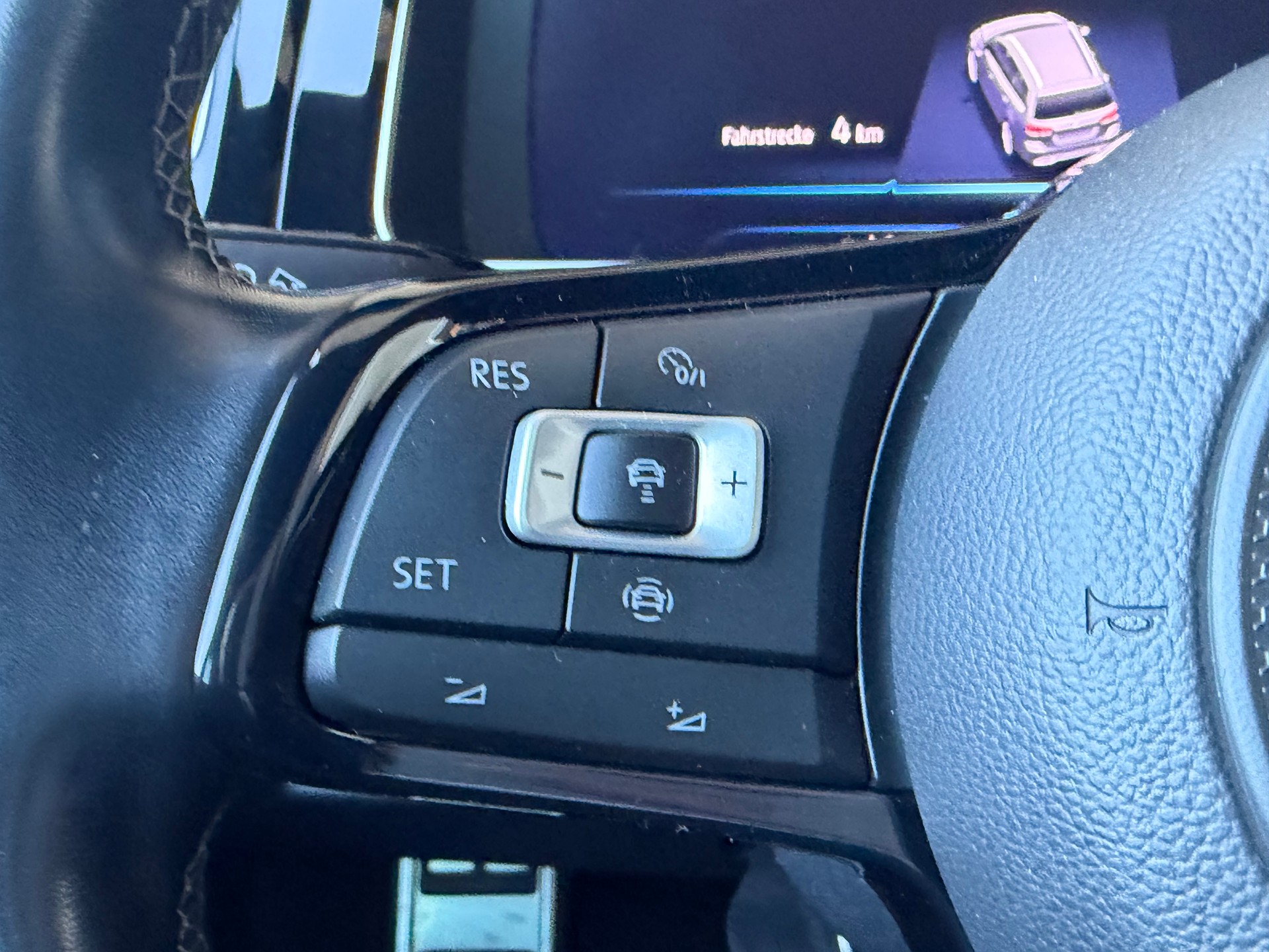VW Golf Variant 2.0 TSI R 4Motion DSG-image-12