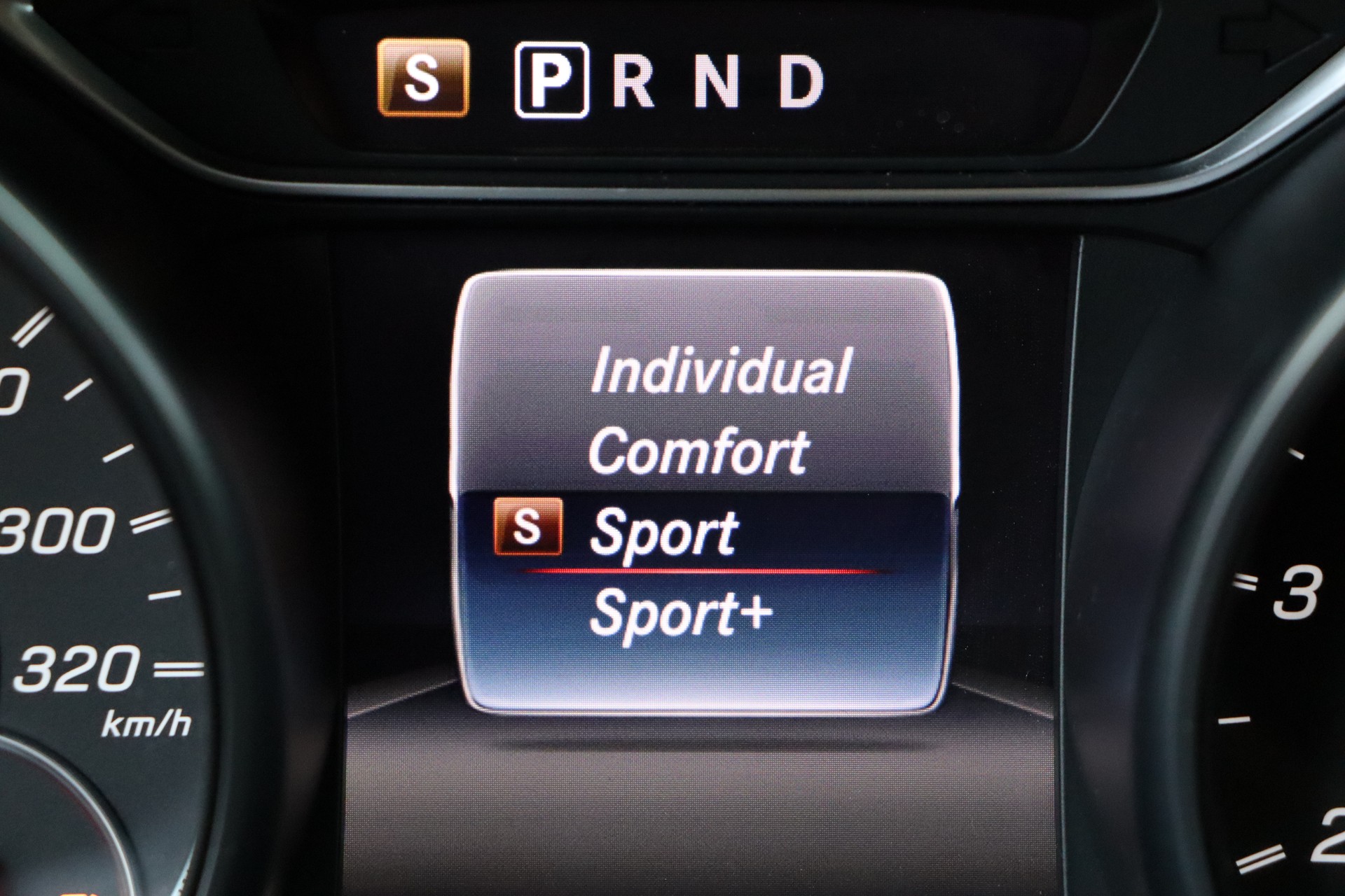 MERCEDES-BENZ CLA Shooting Brake 45 AMG 4Matic Speedshift-image-21