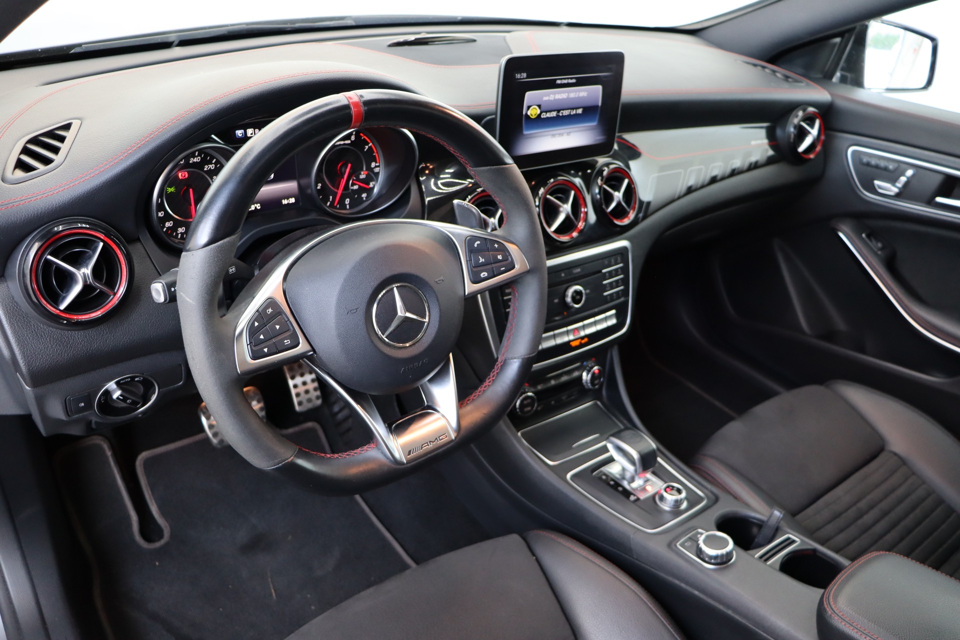 MERCEDES-BENZ CLA Shooting Brake 45 AMG 4Matic Speedshift-image-11