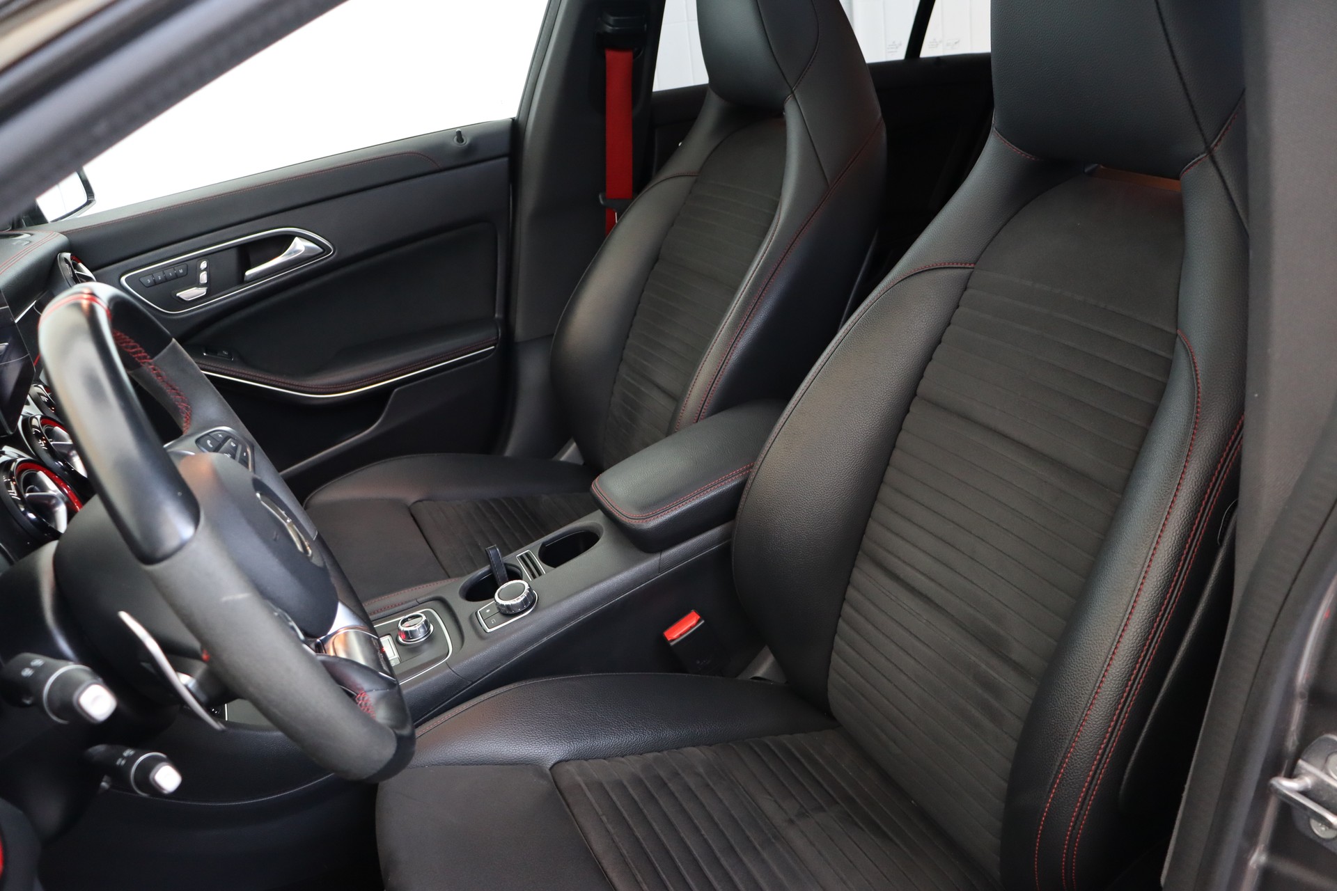 MERCEDES-BENZ CLA Shooting Brake 45 AMG 4Matic Speedshift-image-12