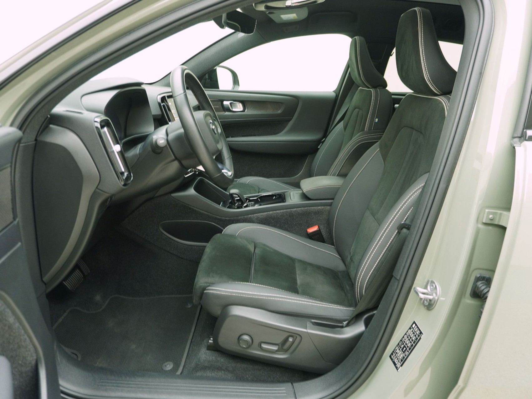 VOLVO C40 P8 Twin Recharge AWD-image-10