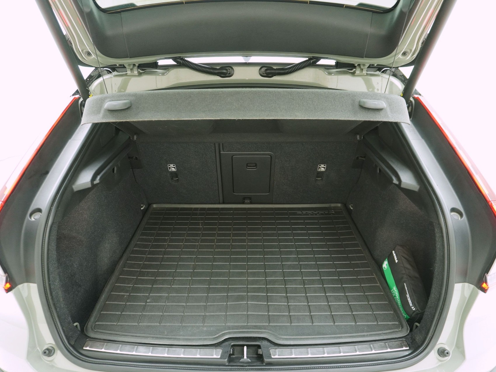 VOLVO C40 P8 Twin Recharge AWD-image-15