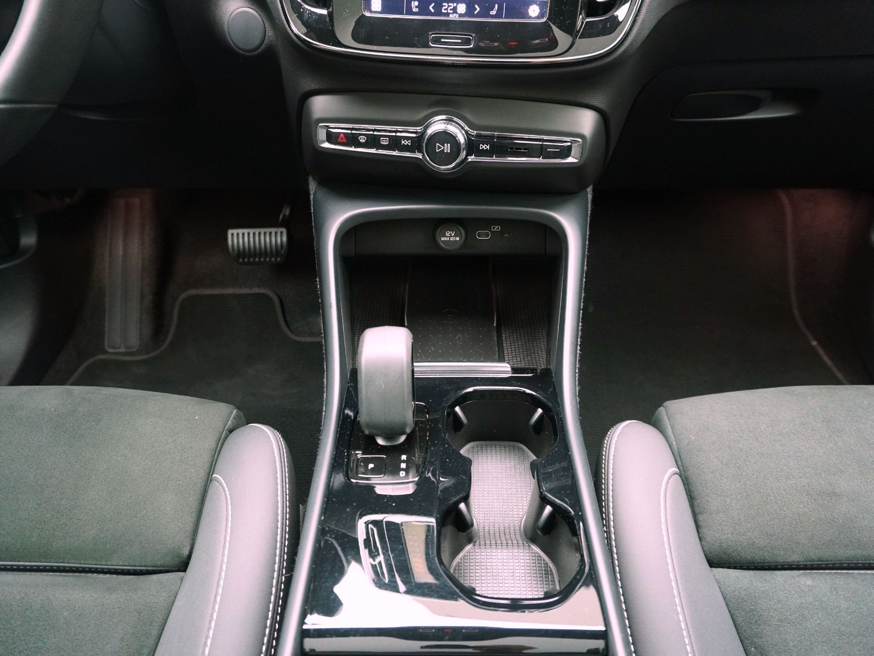 VOLVO C40 P8 Twin Recharge AWD-image-18
