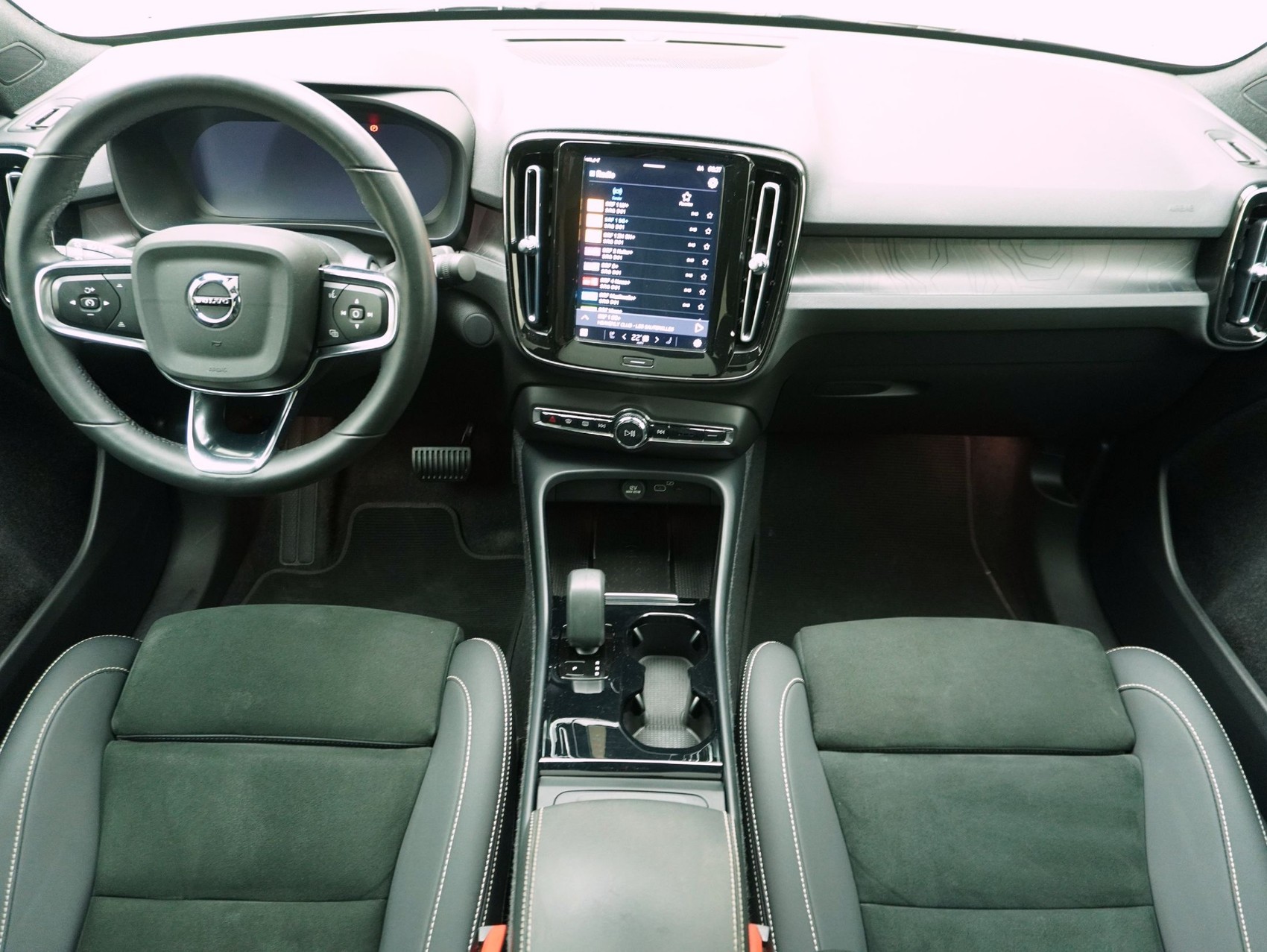 VOLVO C40 P8 Twin Recharge AWD-image-16