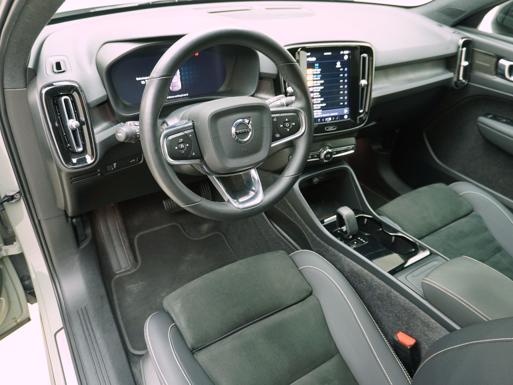 VOLVO C40 P8 Twin Recharge AWD-image-11