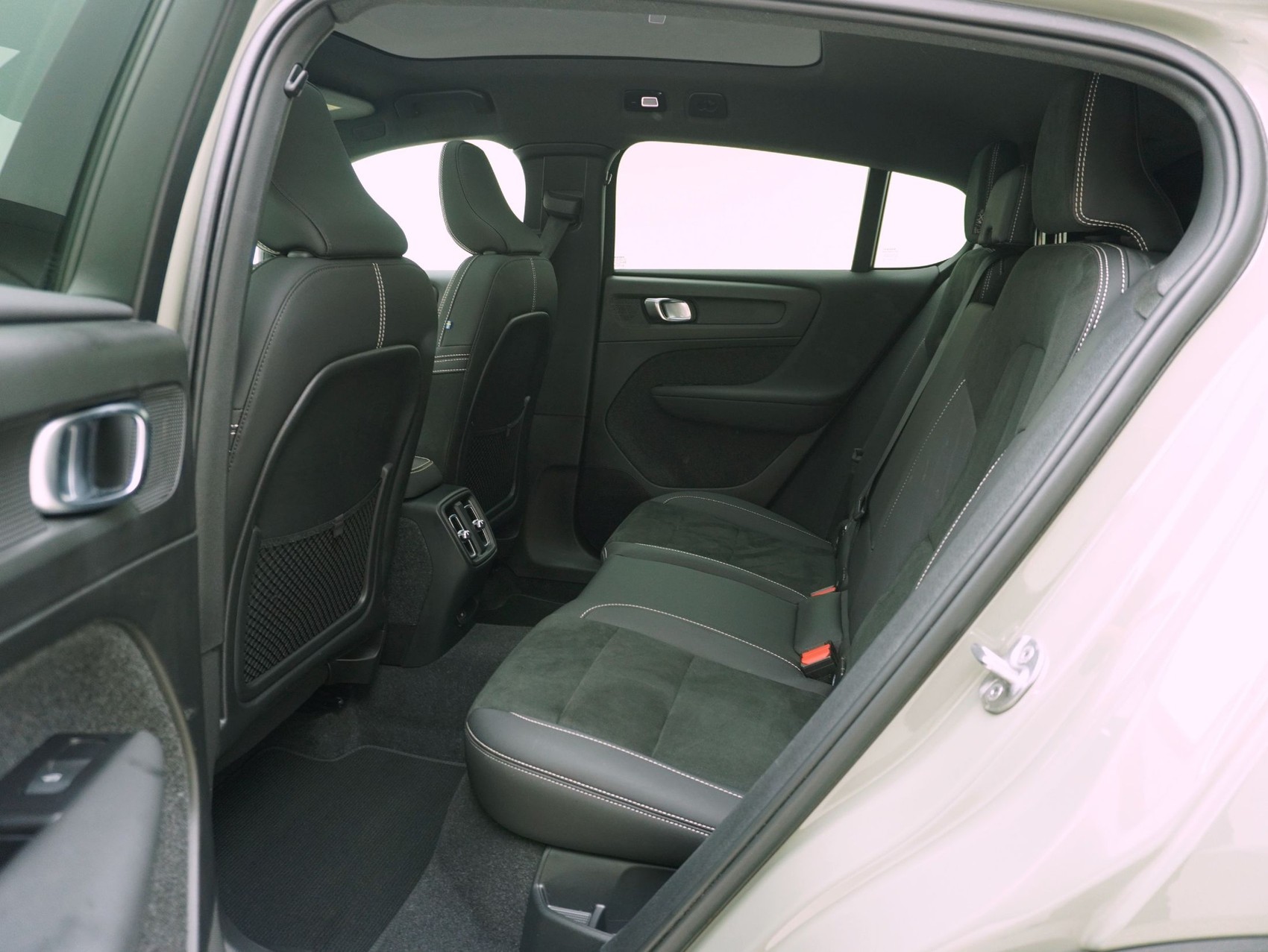 VOLVO C40 P8 Twin Recharge AWD-image-14