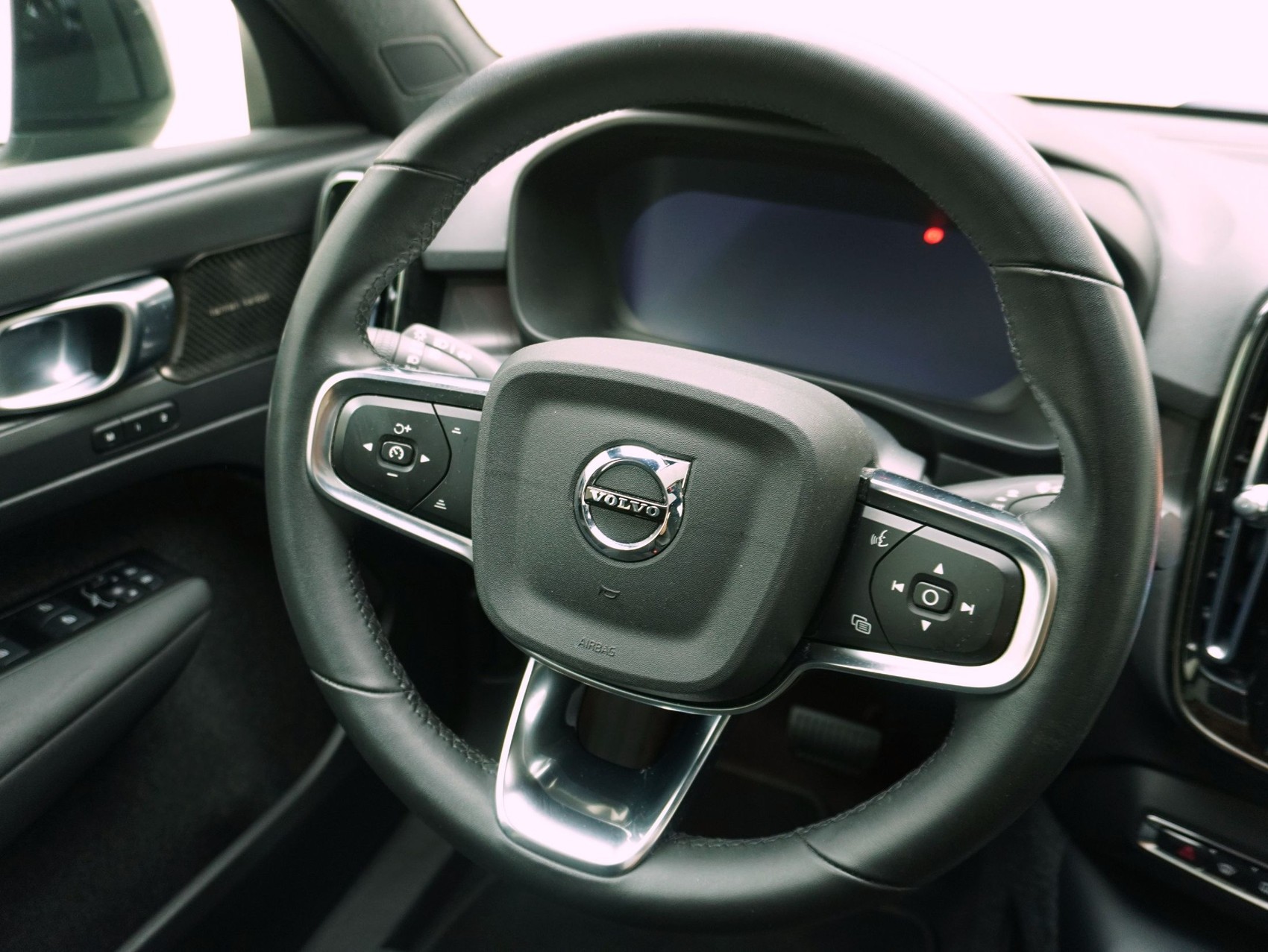 VOLVO C40 P8 Twin Recharge AWD-image-13