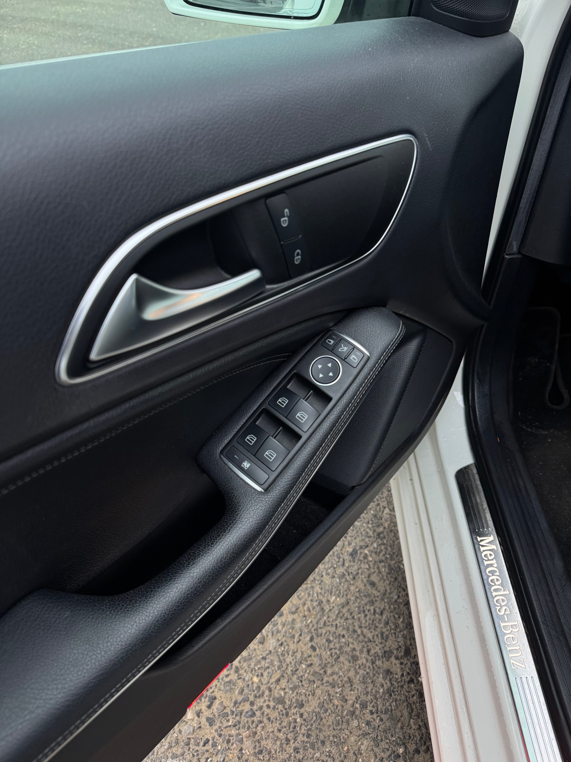 MERCEDES-BENZ A 200 7G-DCT-image-4