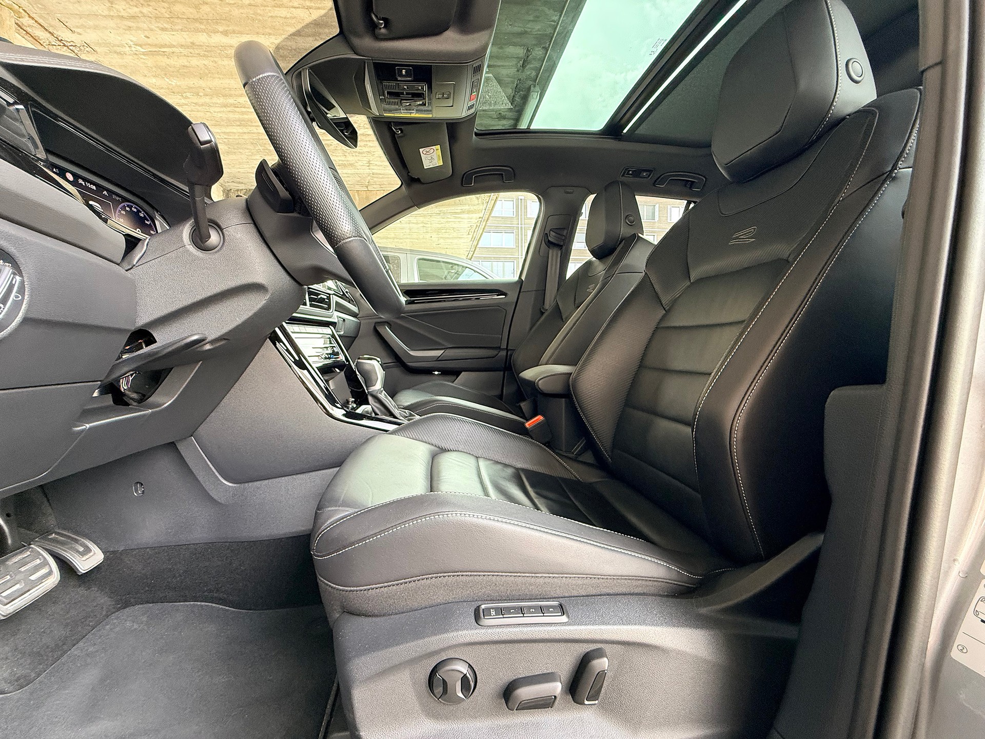 VW T-Roc 2.0 TSI R-Line DSG 4Motion-image-4