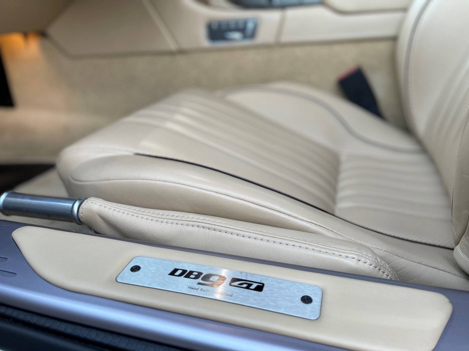 ASTON MARTIN DB9 GT 6.0 V12 Volante-image-15