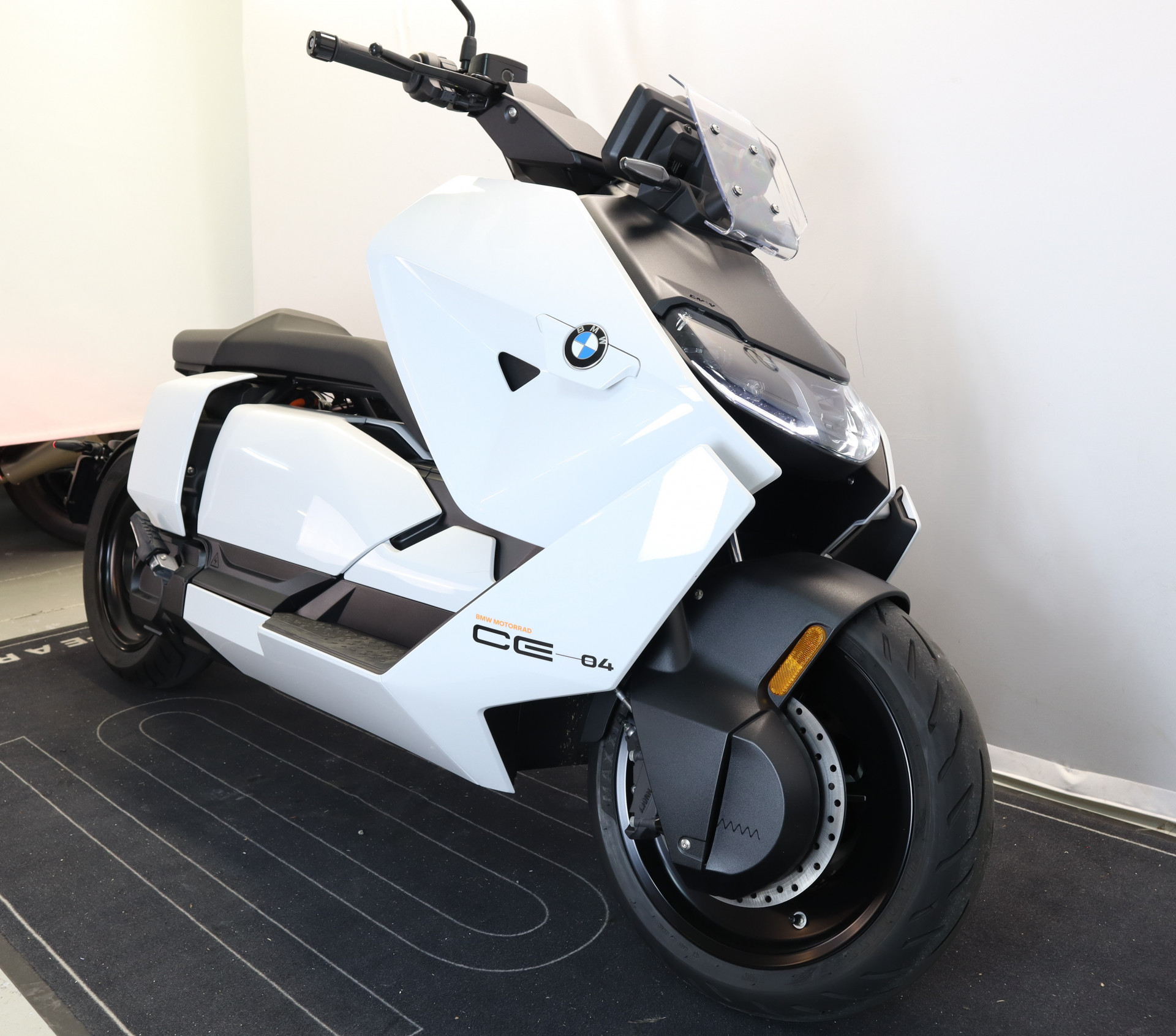 BMW CE 04-showroom-element-3