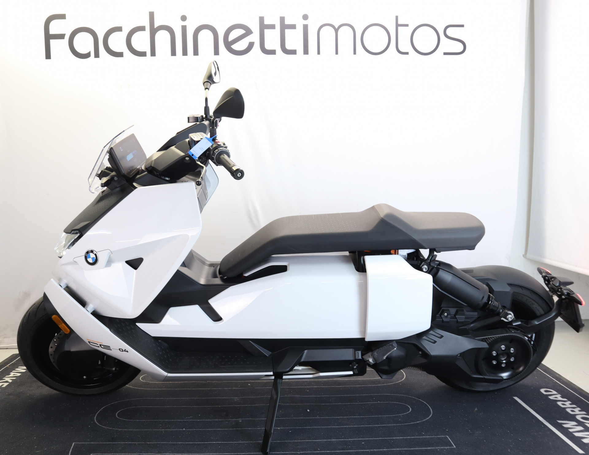 BMW CE 04-showroom-element-1