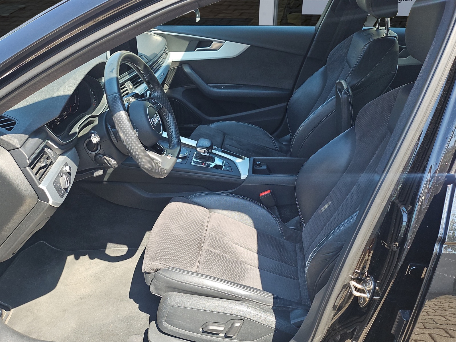 AUDI A4 Limousine 2.0 TFSI Sport quattro S-Line-image-10