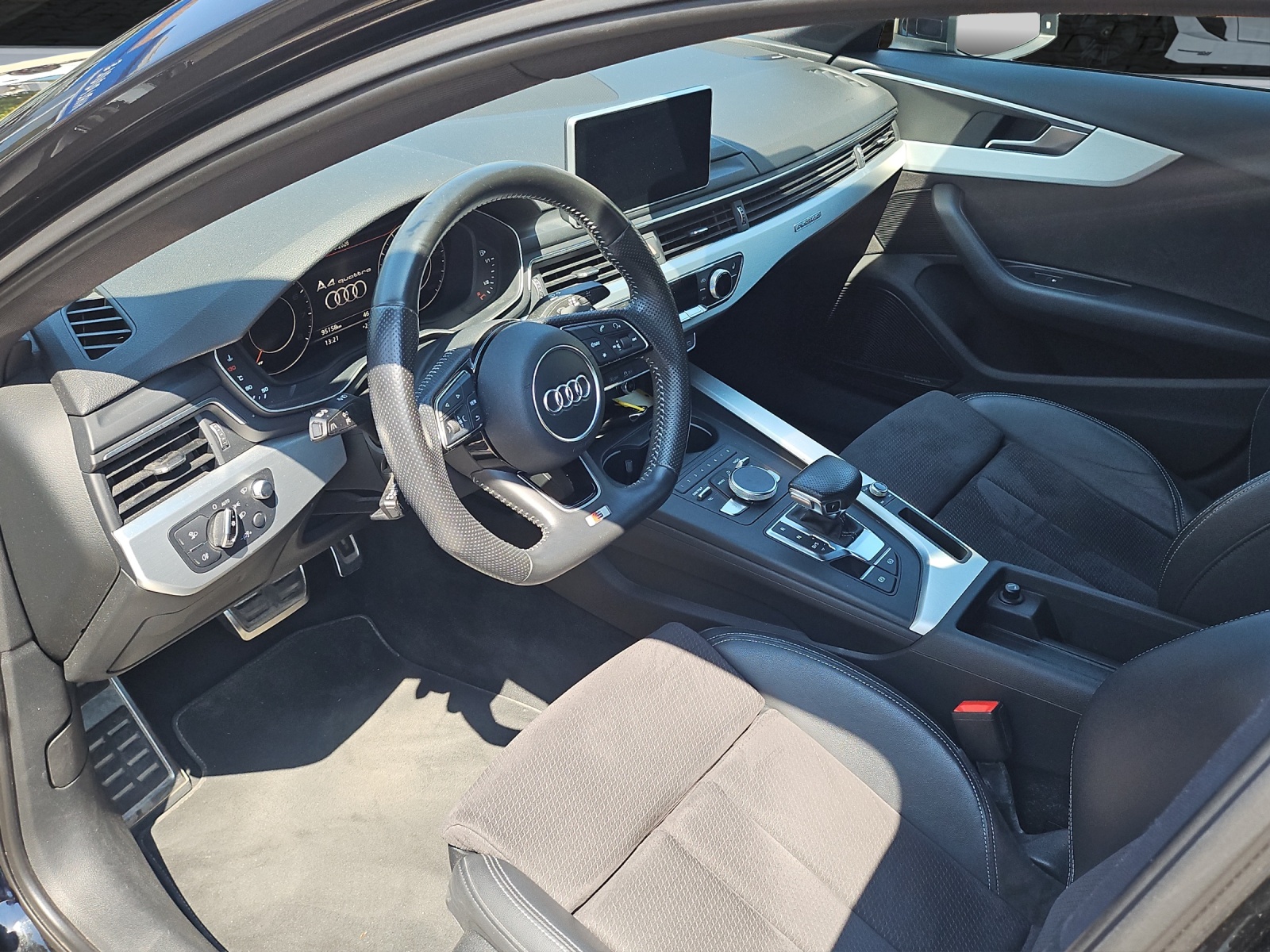AUDI A4 Limousine 2.0 TFSI Sport quattro S-Line-image-11