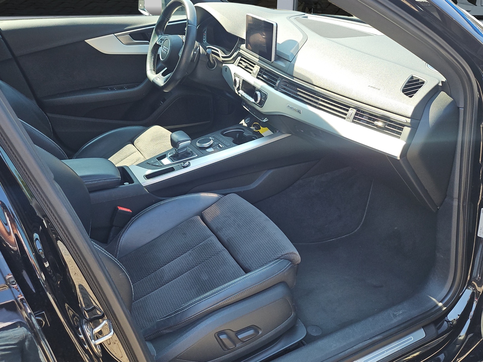 AUDI A4 Limousine 2.0 TFSI Sport quattro S-Line-image-13