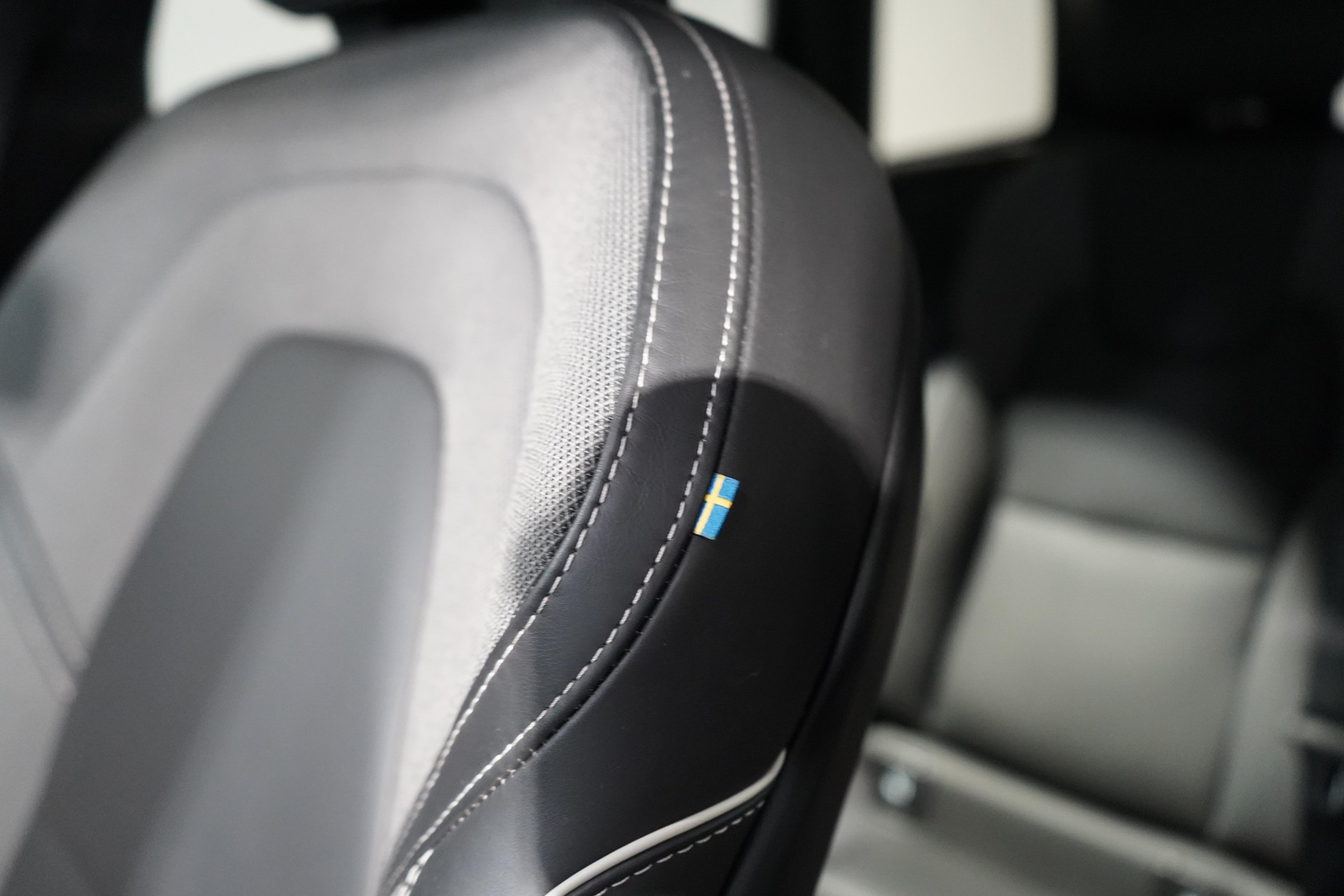 VOLVO XC60 2.0 B5 MH Ultimate Dark AWD-image-18