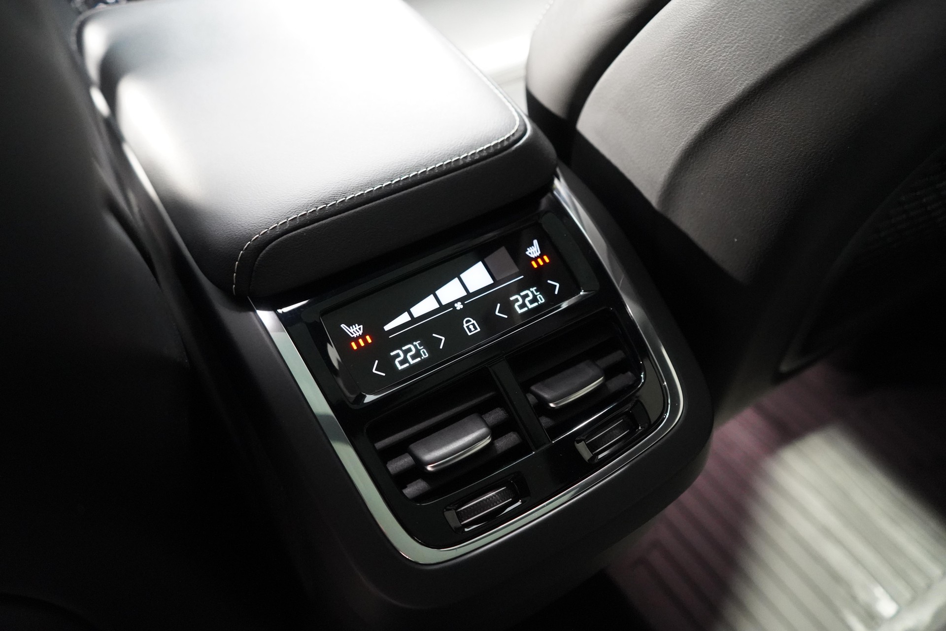 VOLVO XC60 2.0 B5 MH Ultimate Dark AWD-image-19