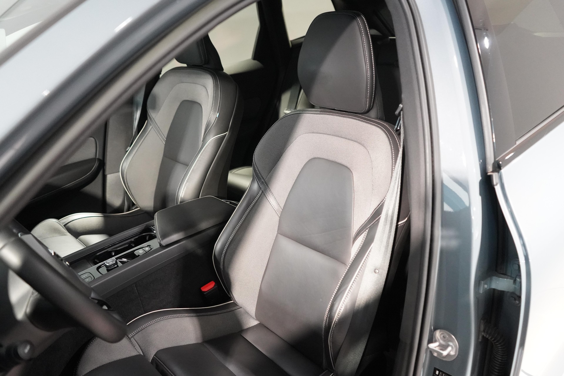 VOLVO XC60 2.0 B5 MH Ultimate Dark AWD-image-5