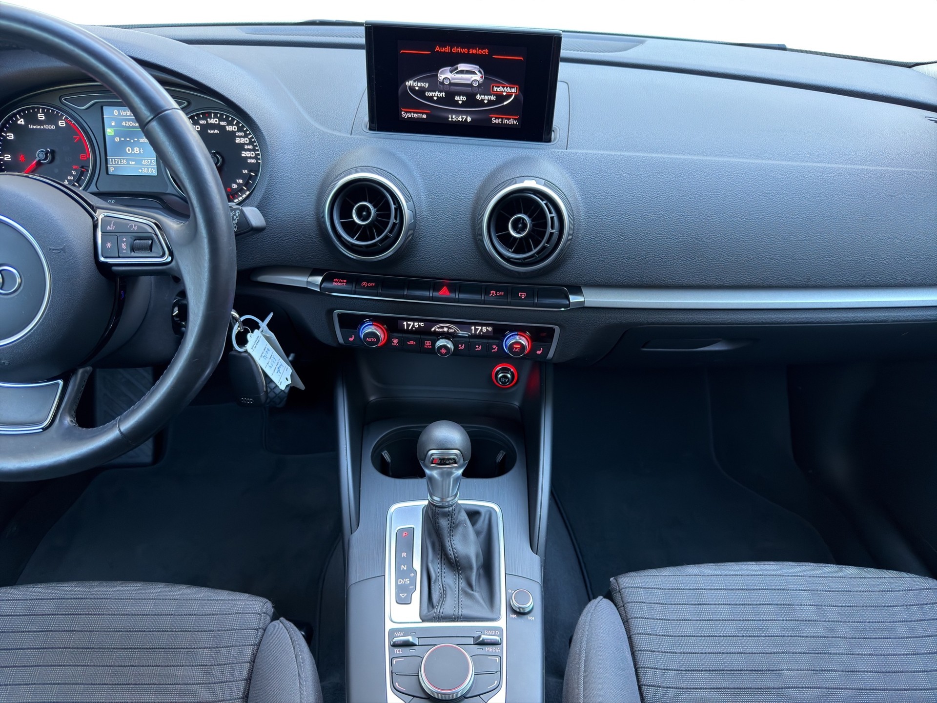 AUDI A3 Sportback 1.4 TFSI Attraction S-tronic-image-8