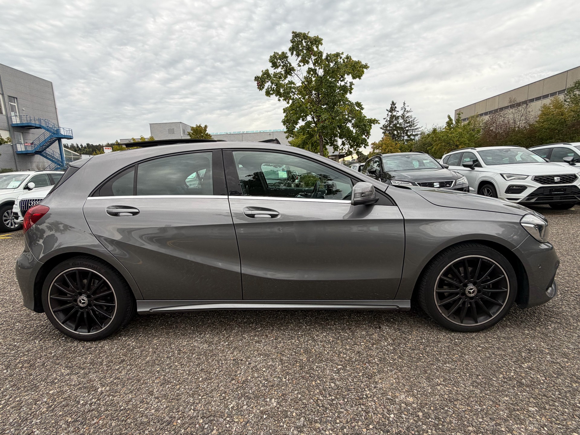 MERCEDES-BENZ A 200 AMG Line-showroom-element-3