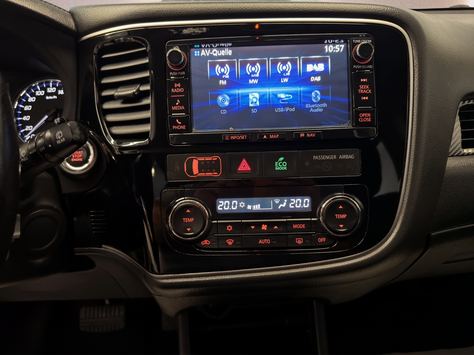 MITSUBISHI Outlander 2.2 DID Style 4WD Automatic-image-11