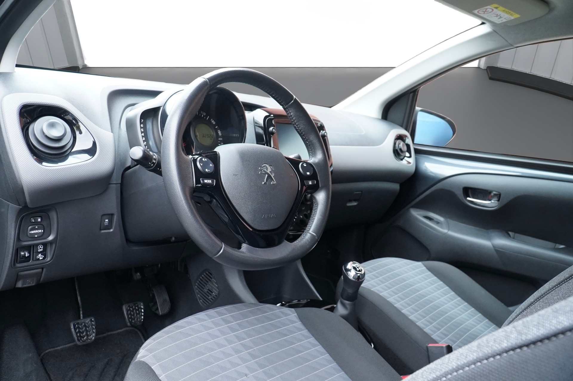 PEUGEOT 108 e-1.0 VTi Stop&Start Allure * CH Fahrzeug*-image-8