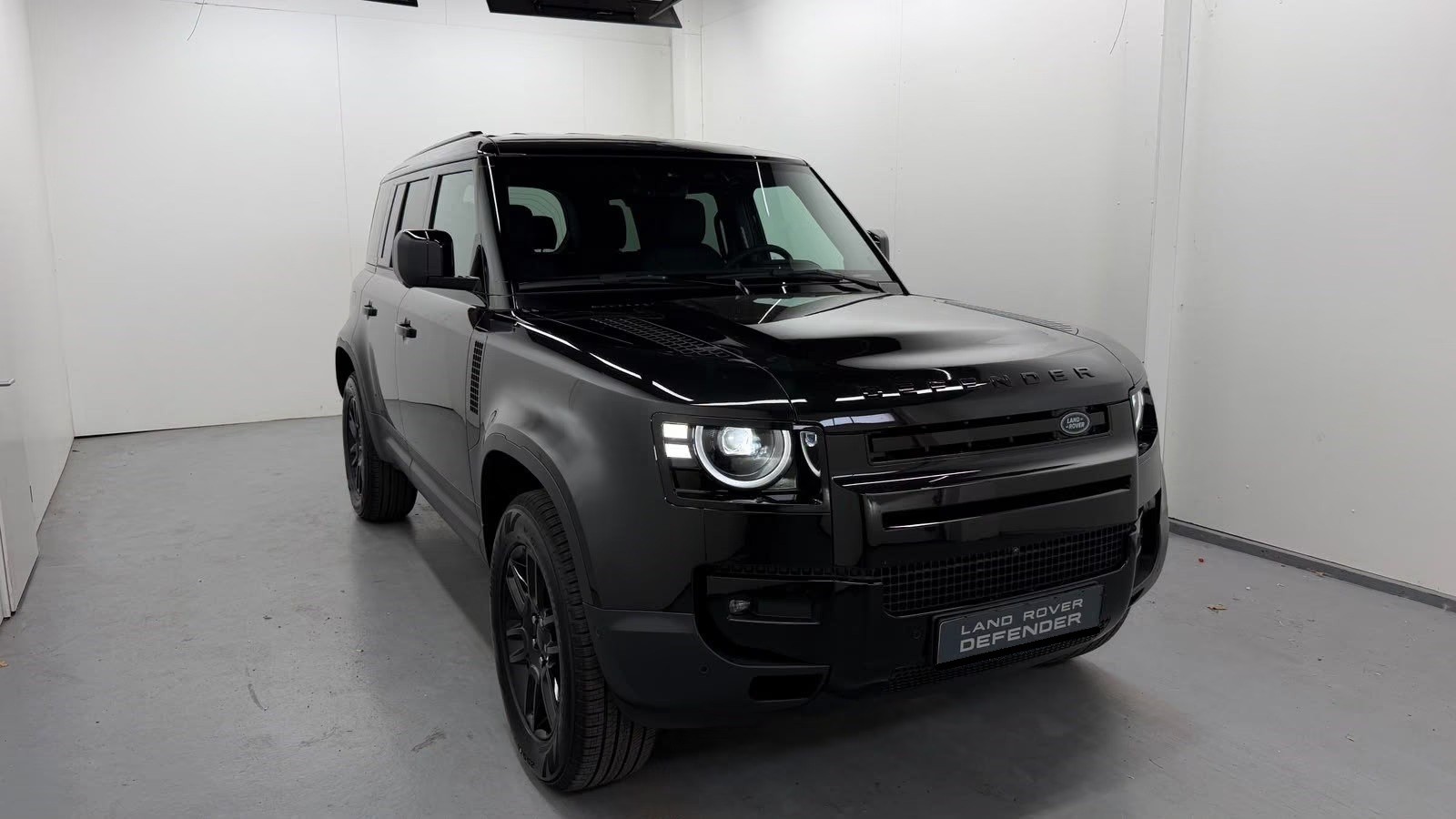 LAND ROVER Defender 110 3.0 D I6 200 S AWD AT8-showroom-element-1