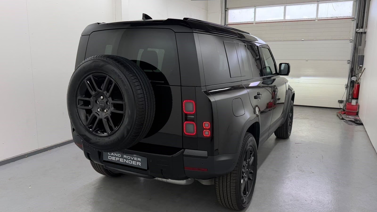 LAND ROVER Defender 110 3.0 D I6 200 S AWD AT8-showroom-element-2
