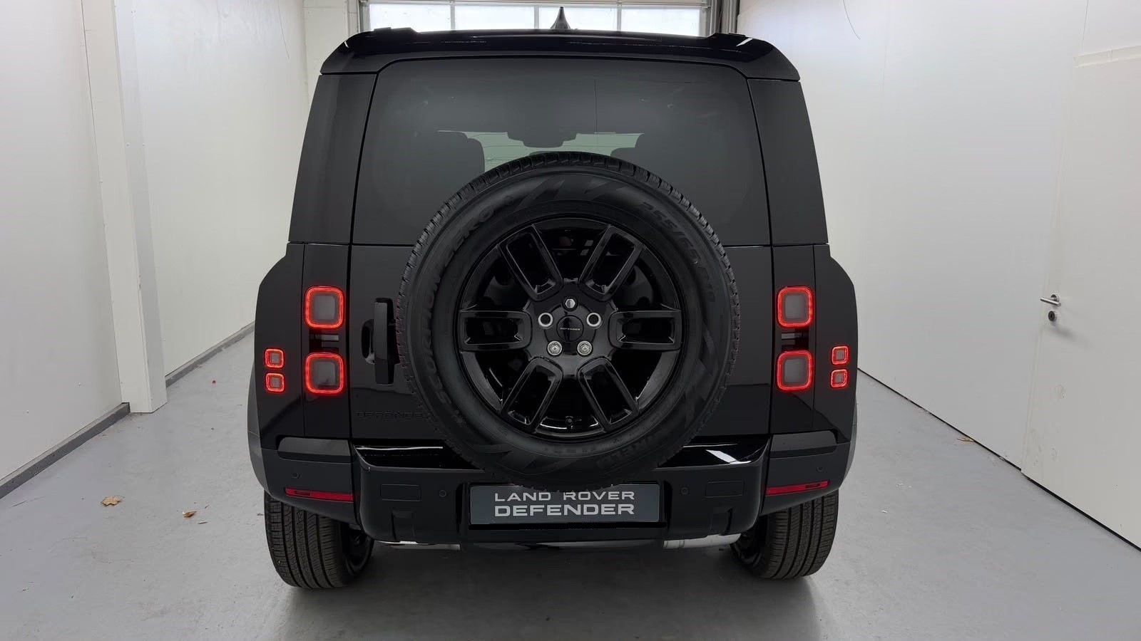 LAND ROVER Defender 110 3.0 D I6 200 S AWD AT8-showroom-element-3