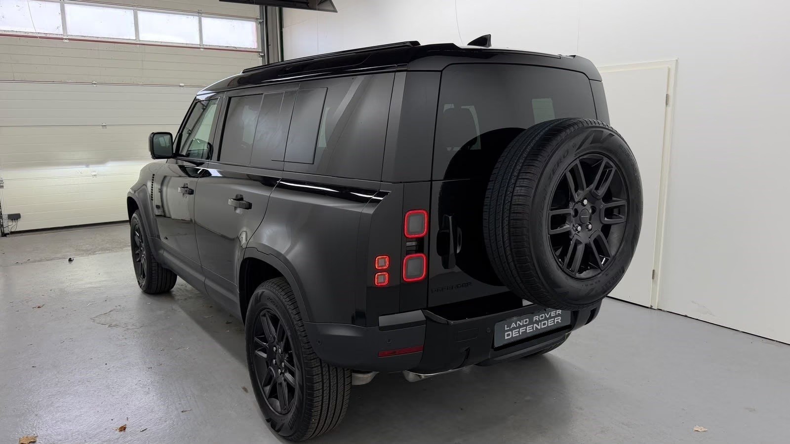 LAND ROVER Defender 110 3.0 D I6 200 S AWD AT8-image-5