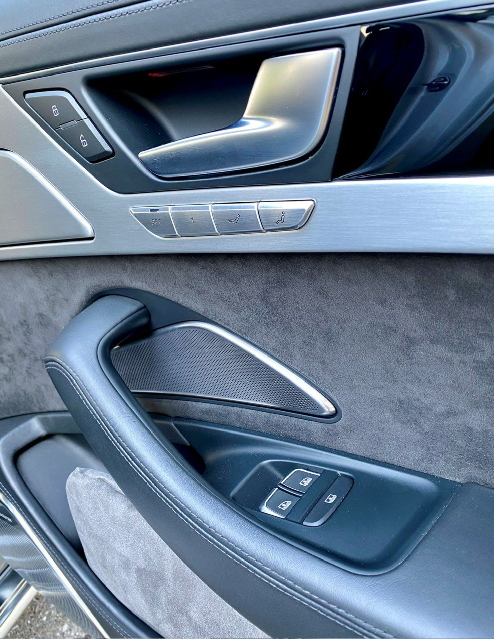 AUDI A8 L chauffeur 3.0 TDI quattro tiptronic-image-21