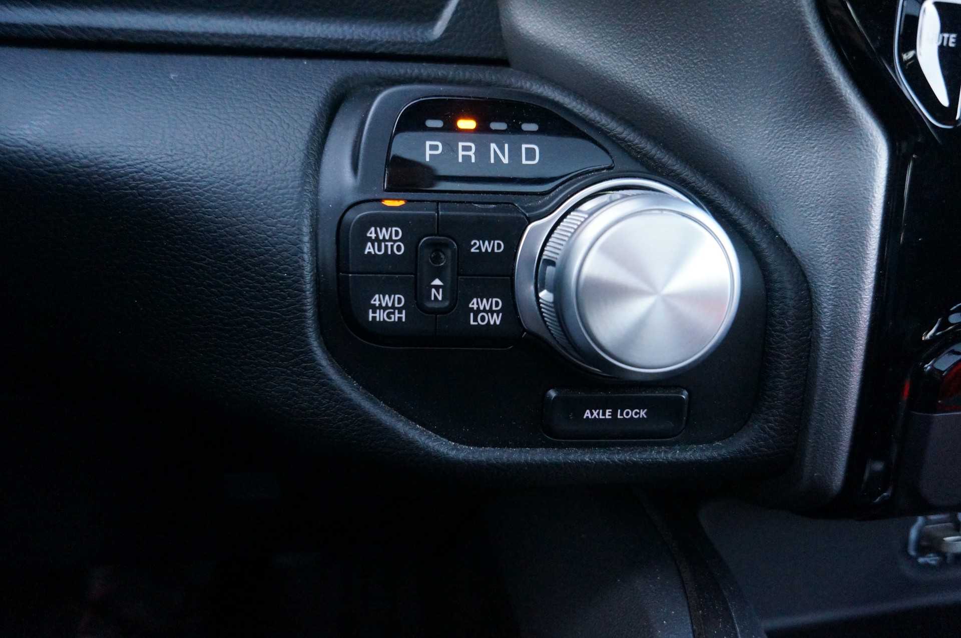 DODGE 1500 Crew Cab Rebel Sport-image-17