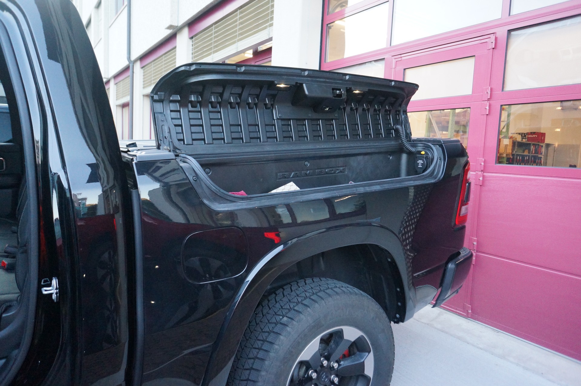DODGE 1500 Crew Cab Rebel Sport-image-10