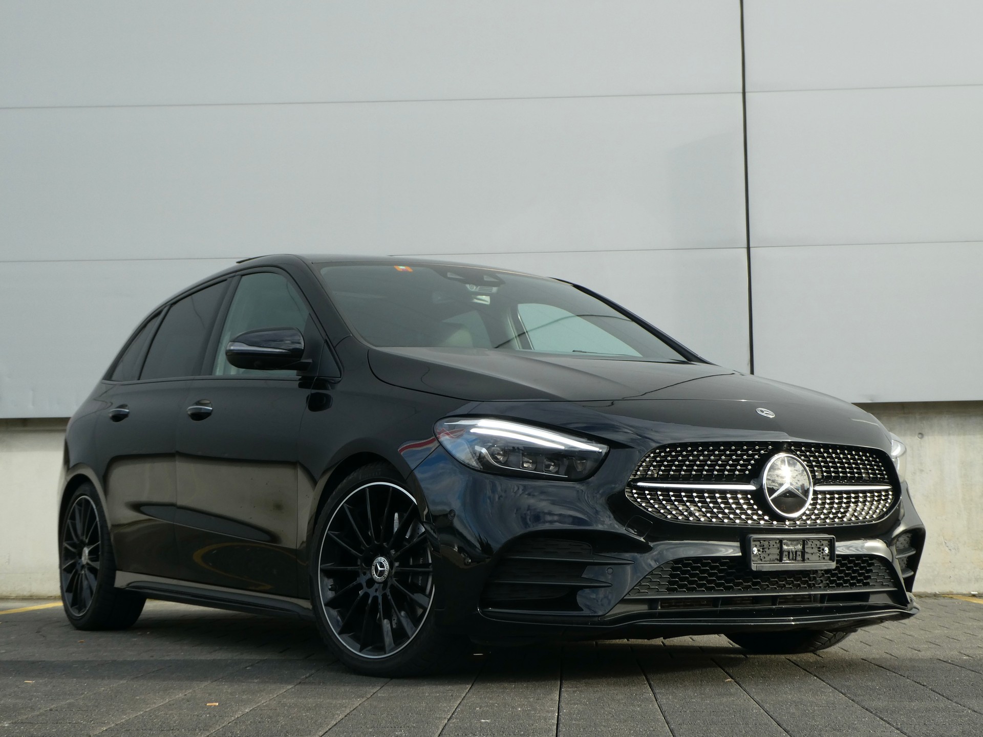 MERCEDES-BENZ B 250 4Matic AMG Line-image-6